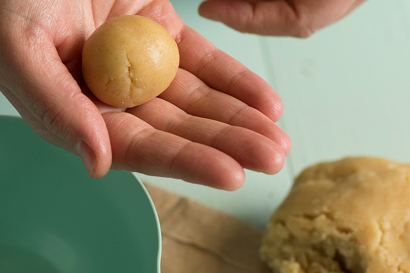 bolletje deeg voor kniepertjes in een hand